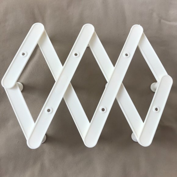 Vintage white Plastic Accordion Peg Hanger Made in USA - Picture 4 of 5